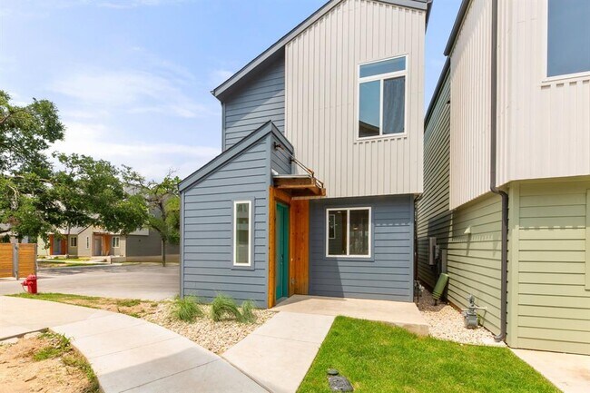Building Photo - 814 N Bluff Dr