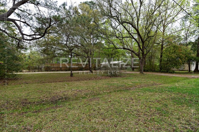Building Photo - Newly Renovated 4 Bed / 2 Bath Home in Mob...