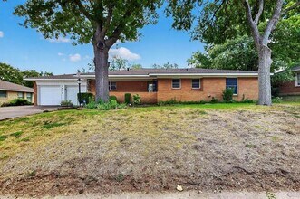 Building Photo - 2612 Ashley Dr