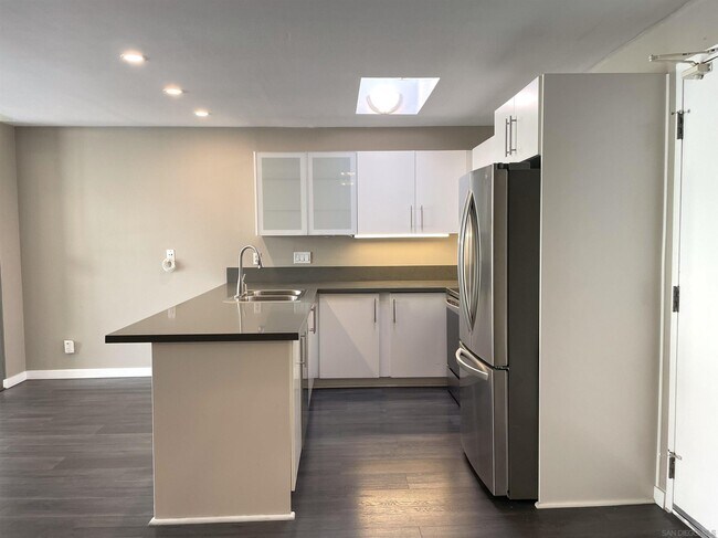 Foto del edificio - 8338 Regents Rd