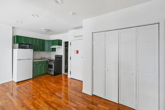 Building Photo - 41 W 46th St
