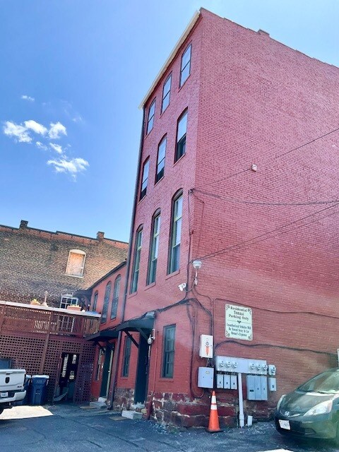 Building Photo - 1206 Main St
