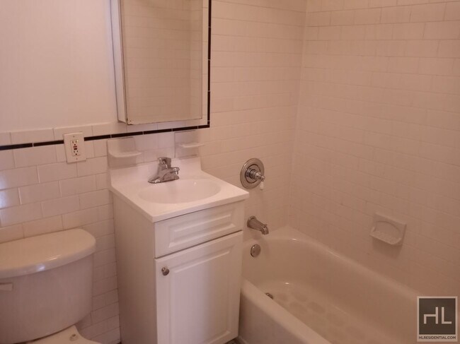 Foto del edificio - BEAUTIFUL EXTRA LARGE STUDIO IN PRIME MIDT...