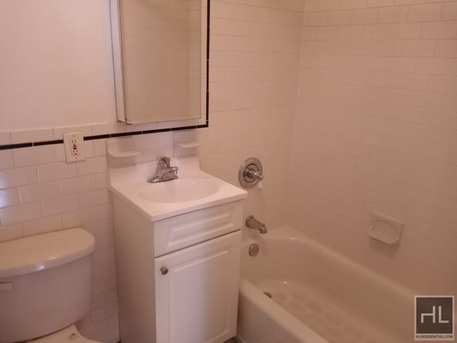 Building Photo - BEAUTIFUL EXTRA LARGE STUDIO IN PRIME MIDT...