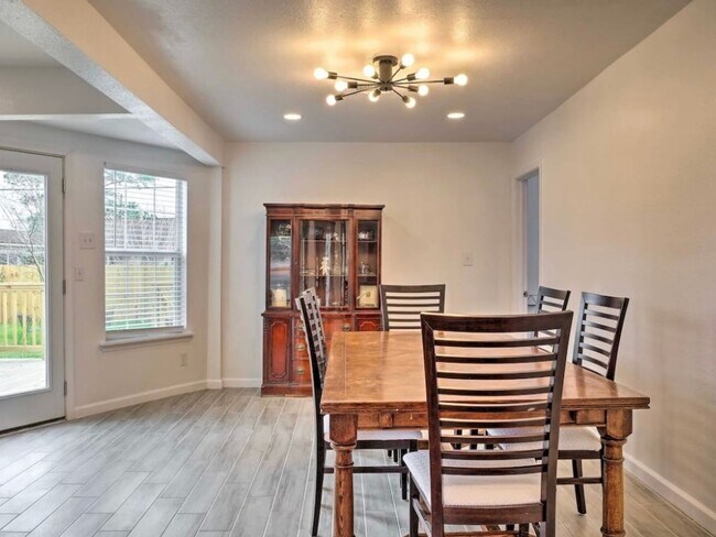 Building Photo - 3 Bedroom Single Family Home in Houston