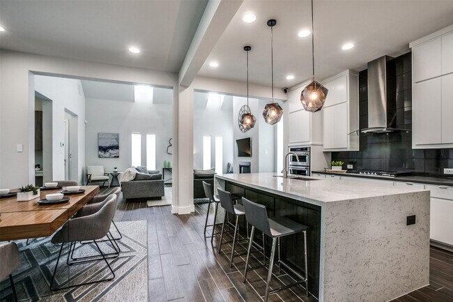 Building Photo - 7021 Royal View Dr