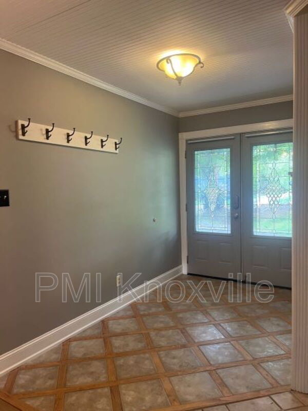 Building Photo - 612 W Meadecrest Dr