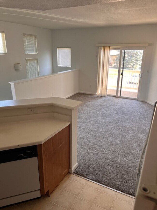 Building Photo - 2-Bedroom Condo in SE Denver; Gated Commun...
