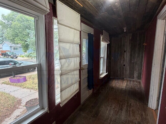Building Photo - Updated 2 Bedroom Near LaPrele Park
