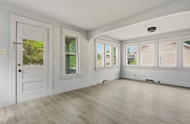Foto del edificio - Updated 3BR Home – Renovated Kitchen & Detached Garage