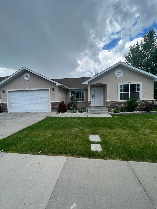 Foto del edificio - 485 Canyon Crest Dr W