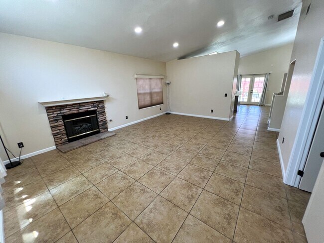 Building Photo - Spacious 5 bedroom Lake Elsinore home for ...