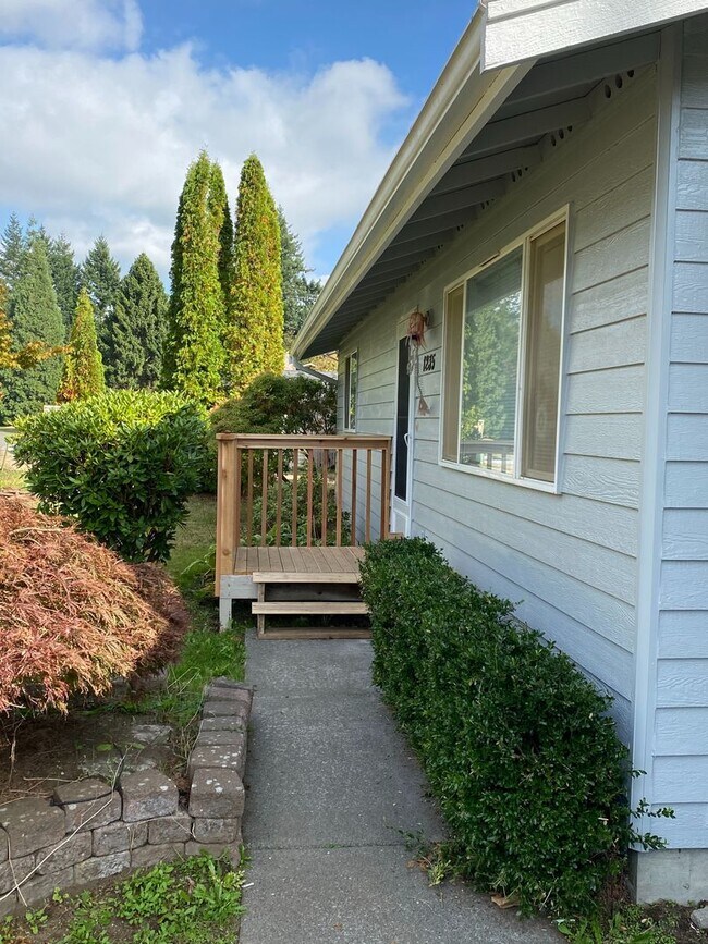 Building Photo - 2 Bed 1 Bath home with one car garage!