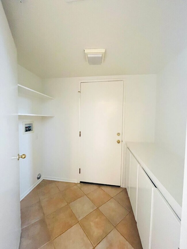 Foto del edificio - Heart of Ventura Living: Elegant Two-Story...