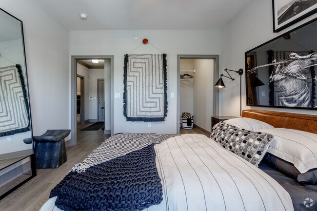2BR, 2BA - B2 - Cyan Southcreek
