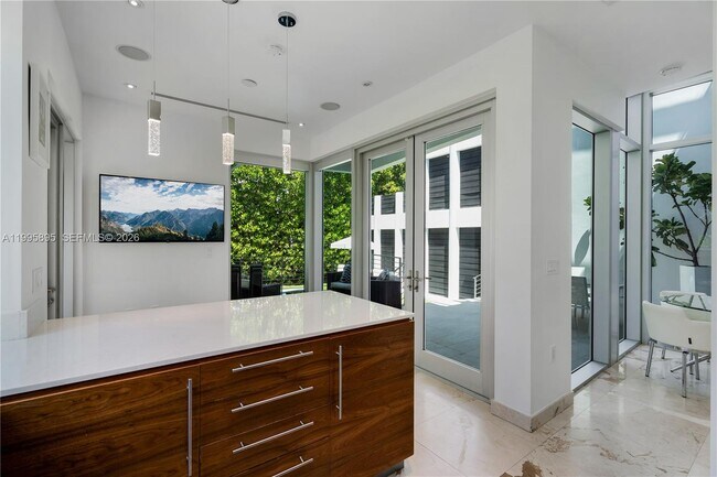 Foto del edificio - 548 Fernwood Rd