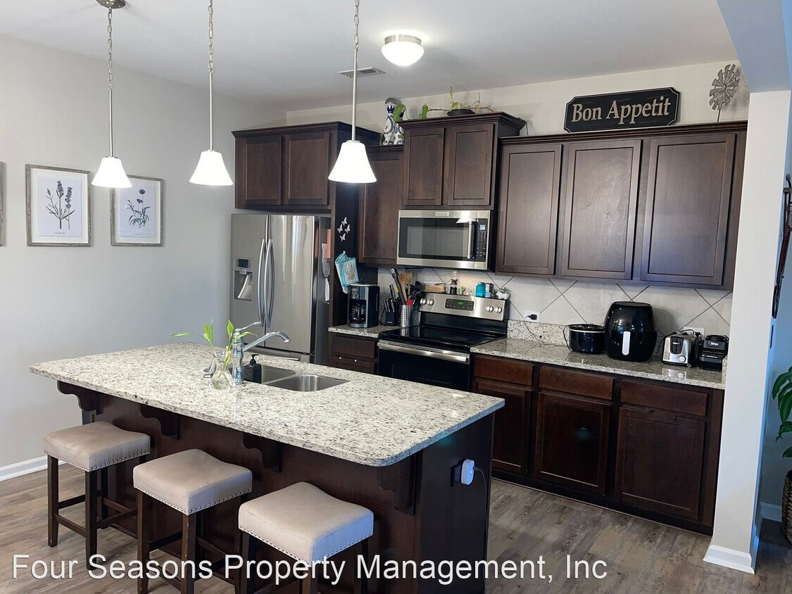 4 br, 2.5 bath House 13006 Hill Pine Road House Rental in Midland