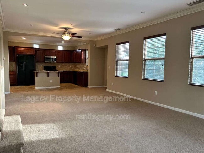 Foto del edificio - 5301 E Commerce Way