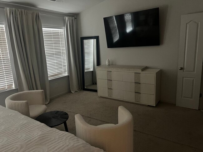 Foto del edificio - 5725 Radford Loop
