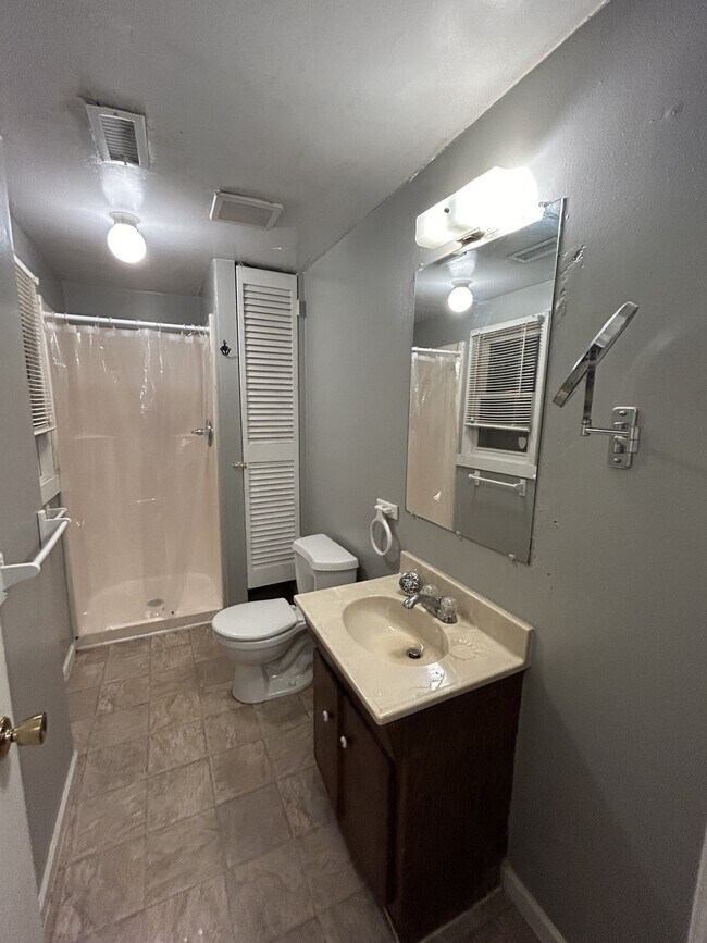 Foto del edificio - 406 E 12th St