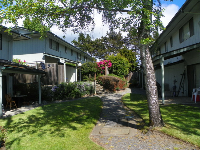 Building Photo - 5853 Sands Way