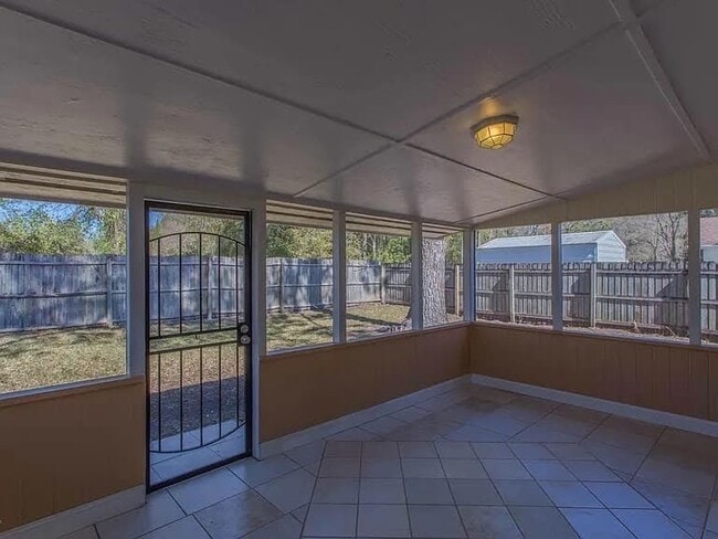 Foto del edificio - 3962 Lake Warren Dr