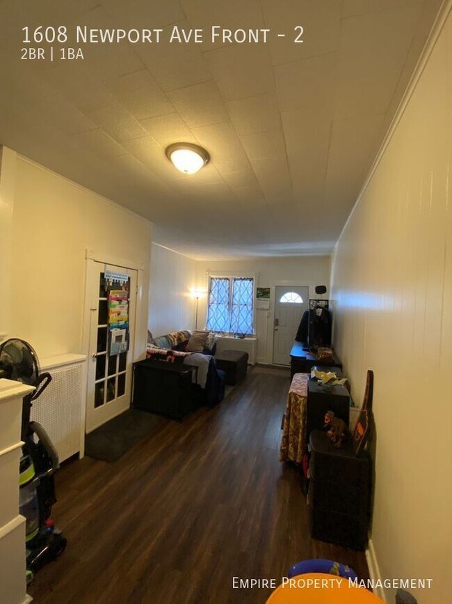 Foto del edificio - 1st and 2nd Floor: 2 Bedroom / 1 Bathroom ...