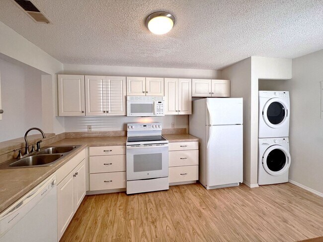 Building Photo - Charming 2-Bedroom, 2-Bathroom Townhome in Winterset