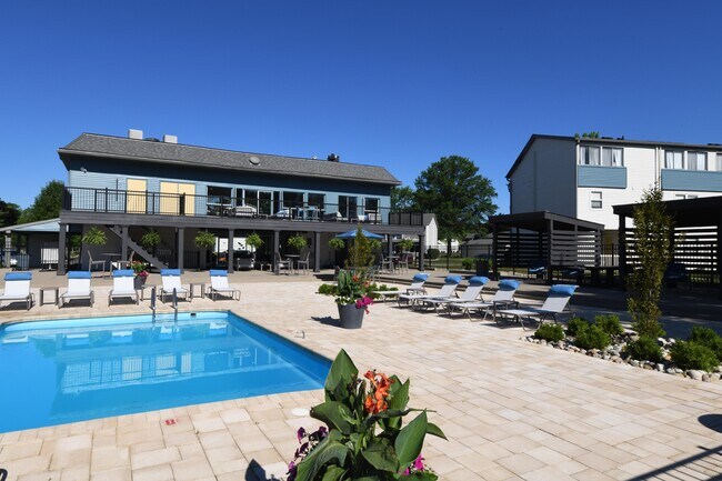 Piscina con solarium - The Manning Apartment Homes