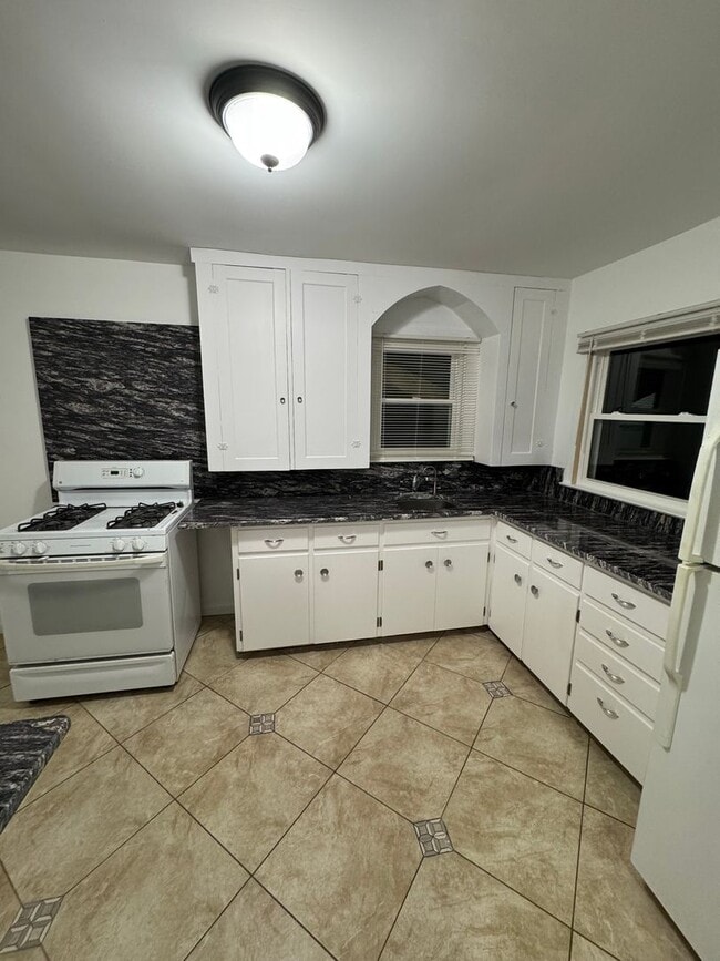 Building Photo - AVAILABLE NOW! Charming 2-Bedroom Home in Quiet Pontiac Neighborhood!