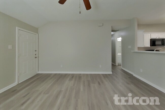 Foto del edificio - 24307 Hard Wood Dr