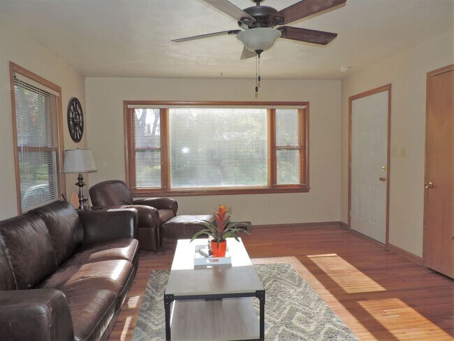 Foto del edificio - $2,200 | 3 Bedroom, 3 Bathroom House | Pet Friendly* | Available for August 1st, 2026 Move In!