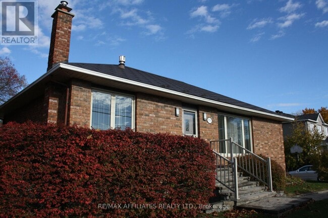 Photo du bâtiment - 1781 Queensdale Ave