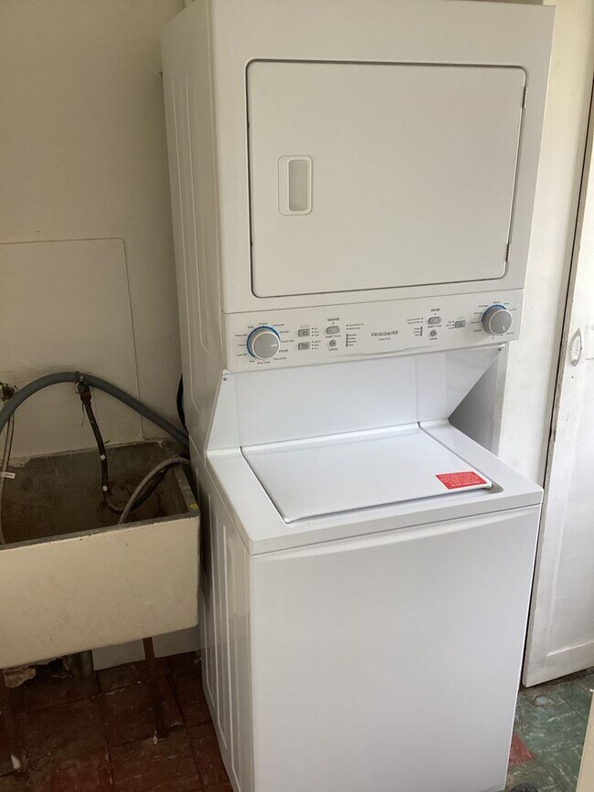 Foto del edificio - Centrally located 2bd/1bath Huge Back yard
