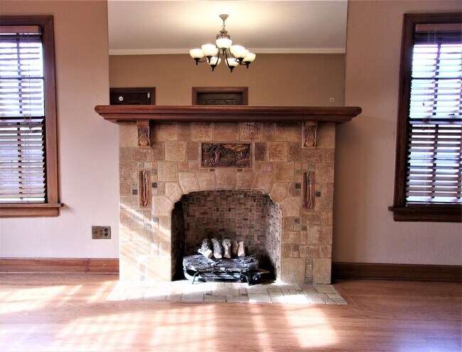 Building Photo - 3 BED 1 BATH TUDOR COTTAGE LAS VEGAS ADDIT...