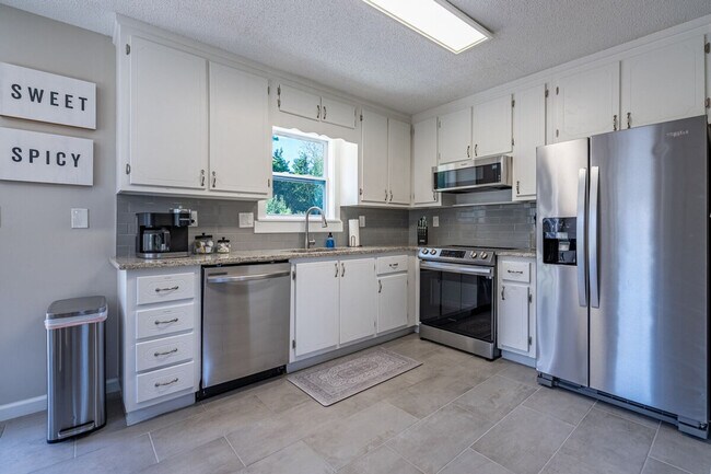 Building Photo - 25 Jennifer Ln