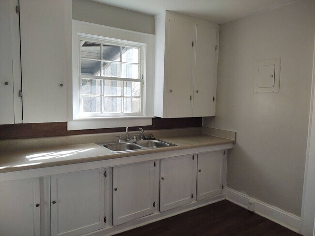 Building Photo - 2 bedroom 1 bath house available!  Pet fri...