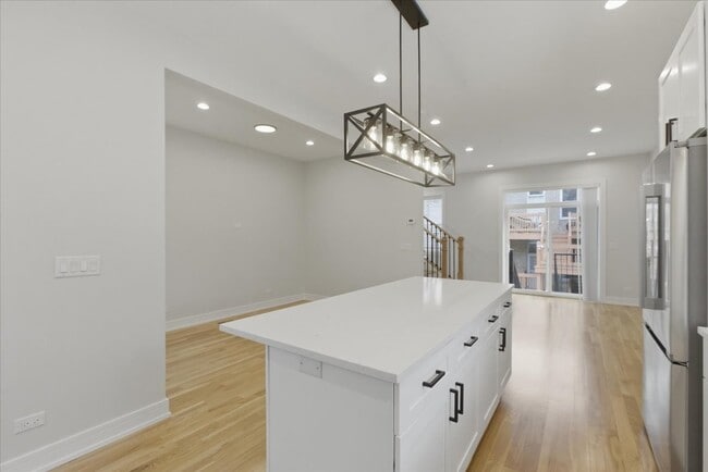 Building Photo - 858 N Paulina St