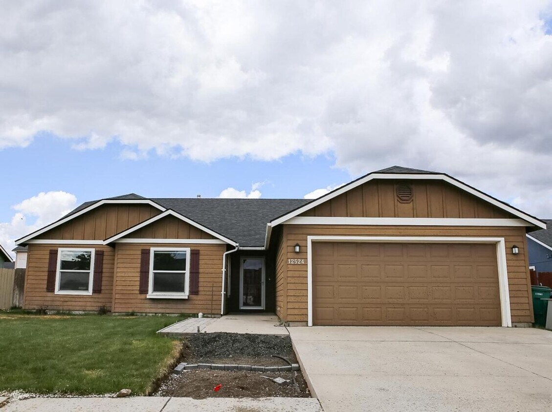 Foto principal - 3 Bed Home with Attached Garage