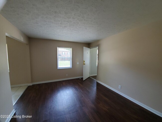 Foto del edificio - 3217 Springfield Dr