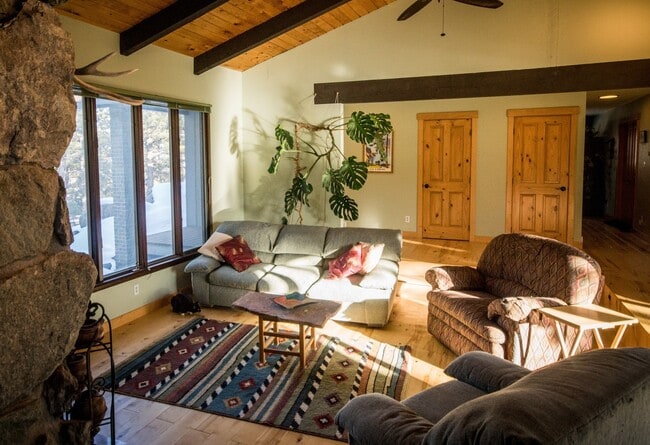 Building Photo - Spacious, light-filled 3 bed/2 bath home i...