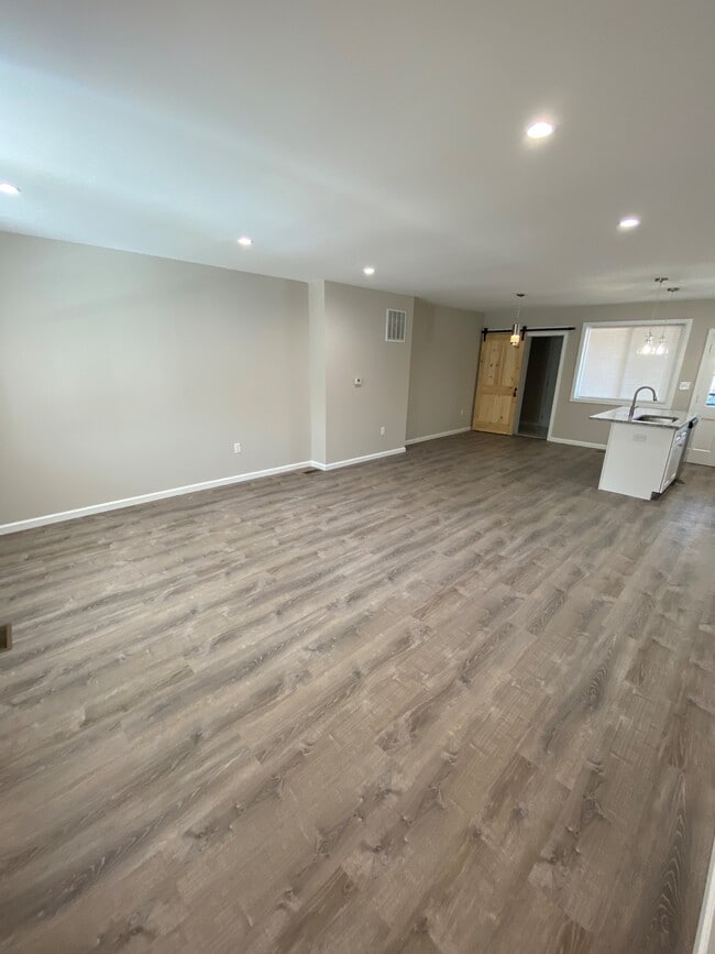 Building Photo - 950 Argonne Dr