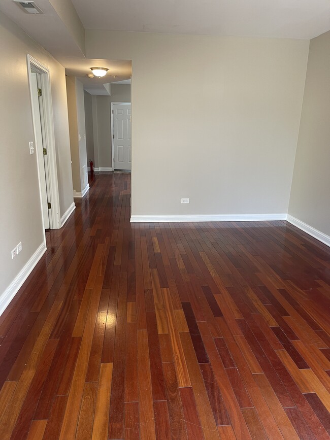 Foto del edificio - 2947 N Wisner Ave