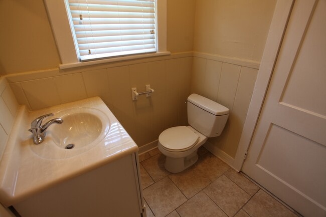 Building Photo - 3bed/2bath House off of Wire Road. Rental ...