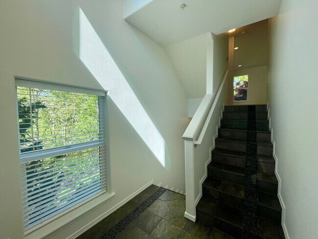 Foto del edificio - Amazing Forest Heights Townhouse 3 Bed 3 B...