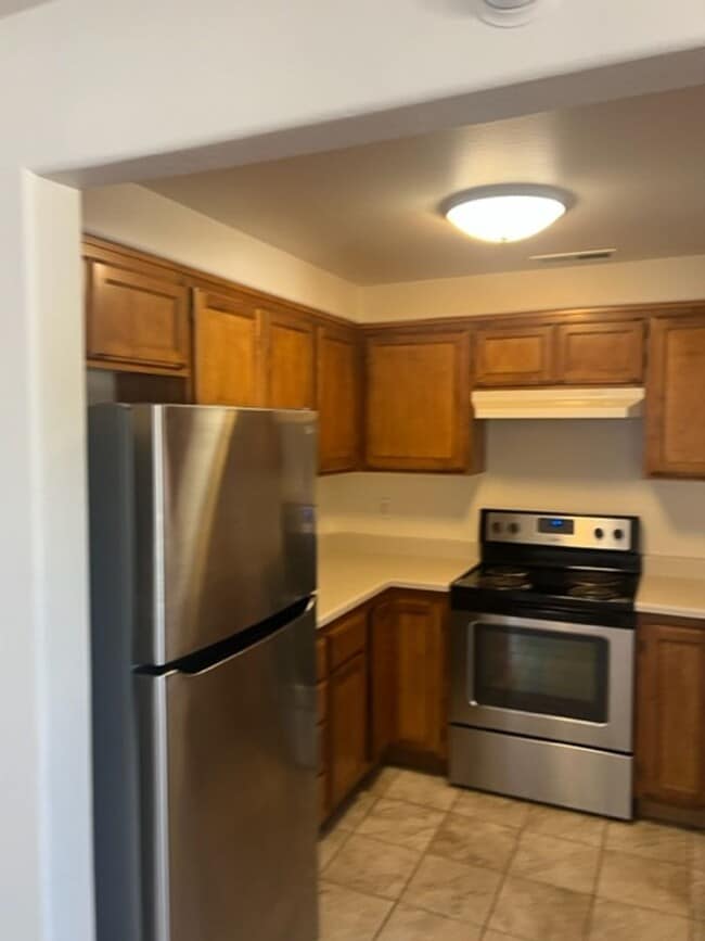 Building Photo - 3 Bedroom Upstairs Condo with Garage