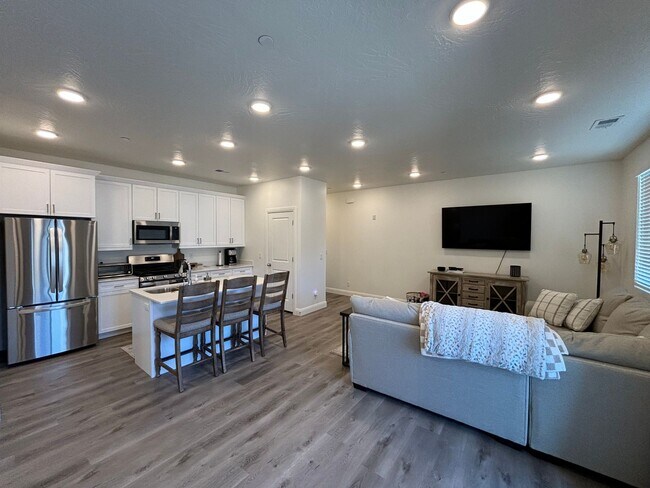 Building Photo - Desert Color Condo!