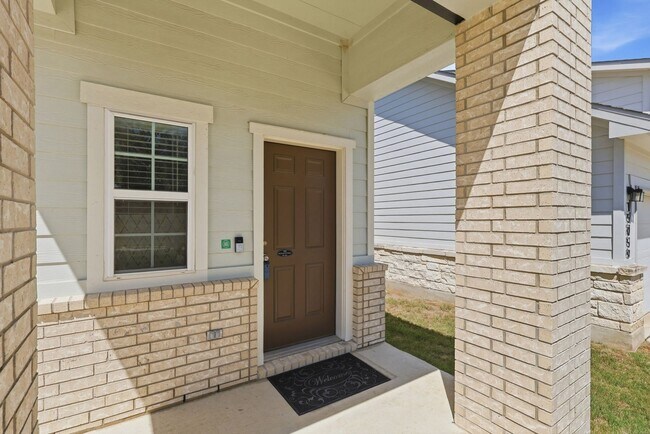 Foto del edificio - Modern 3BR Home with Main-Floor Primary!
