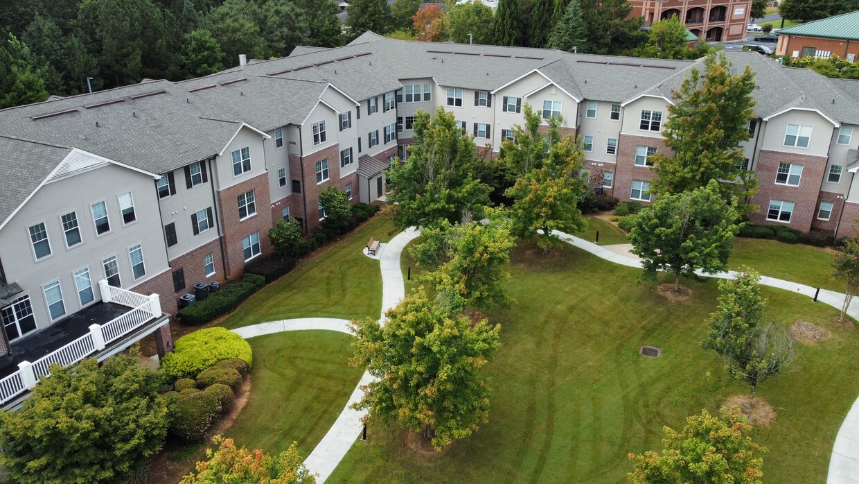 Beautiful courtyard with walking path - MainStreet on the Green