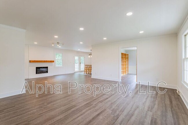 Building Photo - 111 Ticonderoga Dr